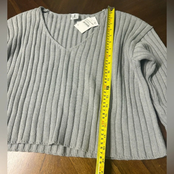 Abound Nordstrom Grey Heather Ribbed Knit V-Neck Cropped Sweater Size Small NWT - Picture 7 of 8